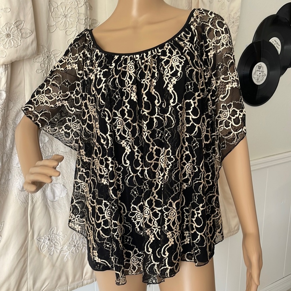 Flowy lace top with sewn in lining